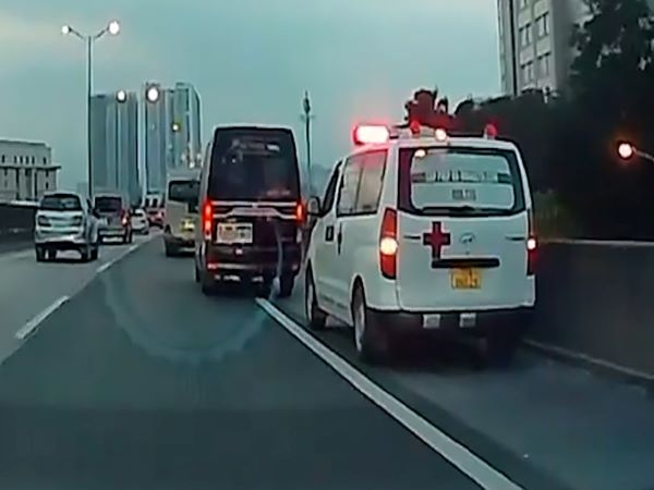 Xác minh ô tô limousine không nhường đường cho xe cấp cứu trên Vành đai 3