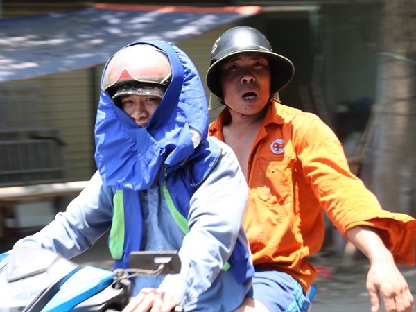 Người dân gồng mình giữa ‘chảo lửa’ bỏng rát 42 độ C