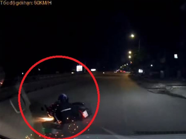 Clip: Ô tô tông xe máy trượt tóe lửa, tài xế chạy xe như tự sát gặp may mắn
