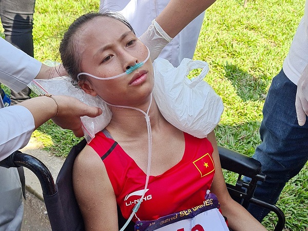 VĐV điền kinh Việt Nam từ chối xe cứu thương, quyết về đích dù sốc nhiệt trên đường chạy marathon SEA Games 32