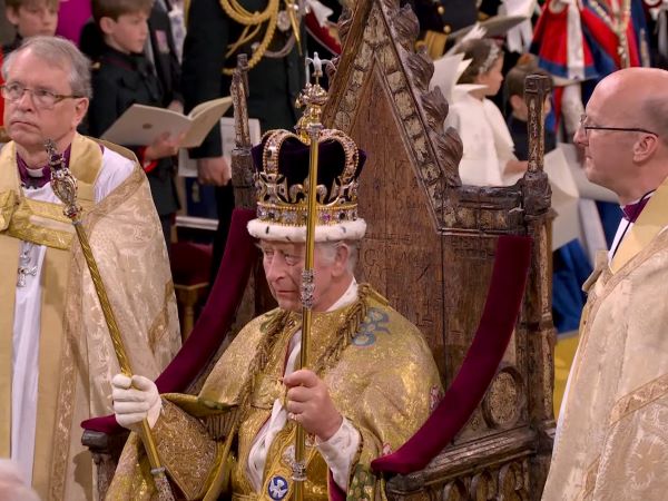 Vua Charles III đội vương miện, chính thức đăng quang