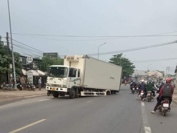 Clip: Ớn lạnh xe tải đang chạy trên đường bất ngờ rơi 2 bánh