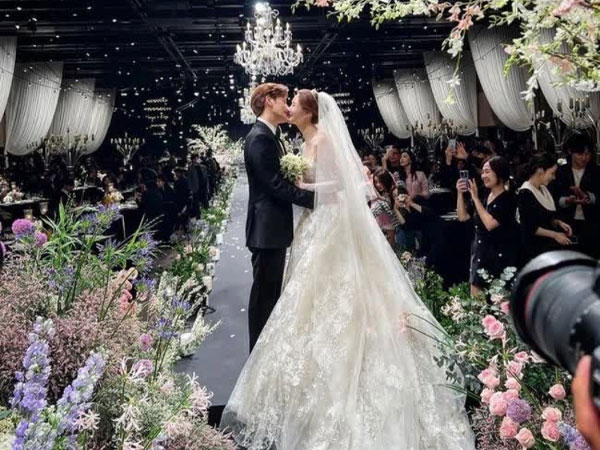 Lee Da Hae và Se7en khóc nức nở trong đám cưới đẹp như mơ