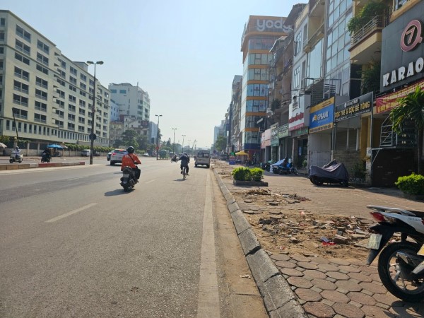 Tuyến đường 'không một bóng cây' tại Hà Nội: Người dân ví như cái 'lòng chảo'