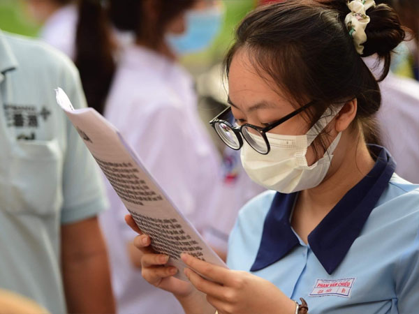 Hà Nội căng thẳng nguyện vọng thi lớp 10, TP.HCM giải quyết bài toán khó ra sao?