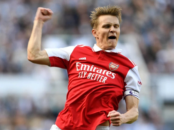 Khuất phục Chích choè, Arsenal thắp lửa cuộc đua vô địch Premier League