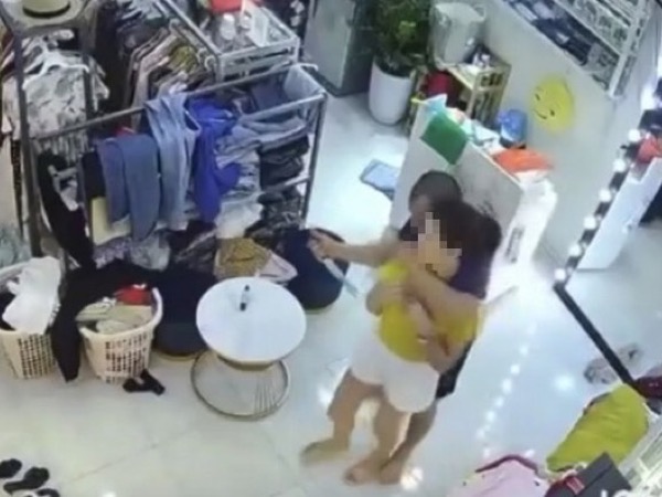 Kẻ khống chế đòi hiếp dâm nữ chủ cửa hàng thời trang có biểu hiện tâm thần, nhiều lần đánh cha ruột