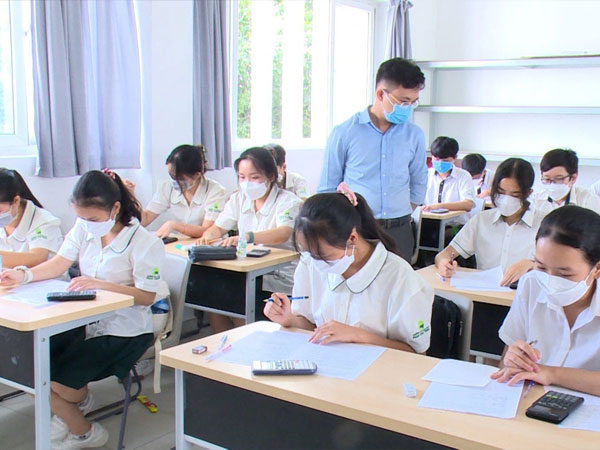 Vụ nhầm ngày, 20.000 học sinh Bình Dương phải thi lại: Kỷ luật 2 hiệu phó