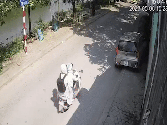 Hà Nội: Mở cửa ô tô bất cẩn khiến 2 người trên xe máy bị xe khác đâm thương vong