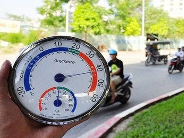 Quý ông lo hỏng 'ấm chén' vì chạy xe ngoài trời nắng