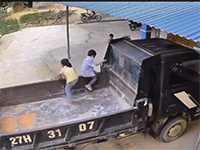 Thót tim cảnh 3 đứa trẻ đang nô đùa trên chiếc xe tải thì bị trôi xuống dốc