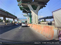 Kinh hoàng khối bê tông khổng lồ đổ sập từ cầu vượt suýt đè trúng chiếc xe phía dưới