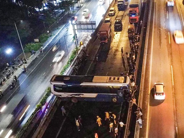 Hành khách kể giây phút xe khách nổ lốp, suýt văng khỏi đường trên cao