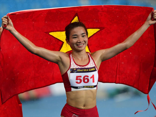 Nguyễn Thị Oanh vô đối ở SEA Games, ăn mừng HCV dưới mưa