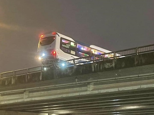 Hà Nội: Ô tô khách nổ lốp, chắn ngang đường Vành đai 3 gây ùn tắc kéo dài
