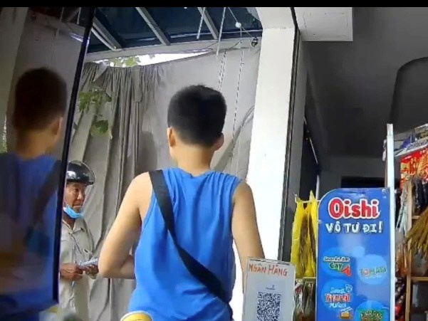 Xôn xao clip người đàn ông dùng can nước mắm lừa lấy tiền bé trai 13 tuổi