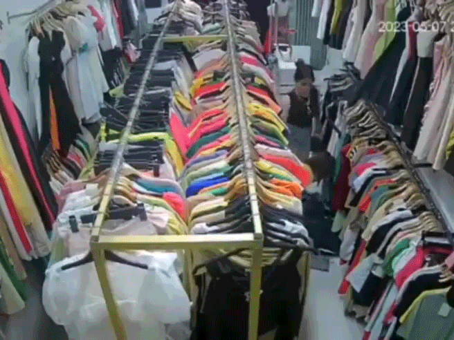 Không đồng ý đổi hàng sale, nhân viên bị khách hàng đánh túi bụi
