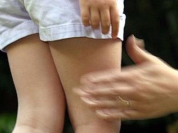 Bật 'phim đen' cho bé gái chăn trâu xem để dụ dỗ, dâm ô