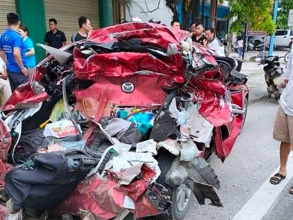 Dừng đèn đỏ, xe con bị đâm biến dạng