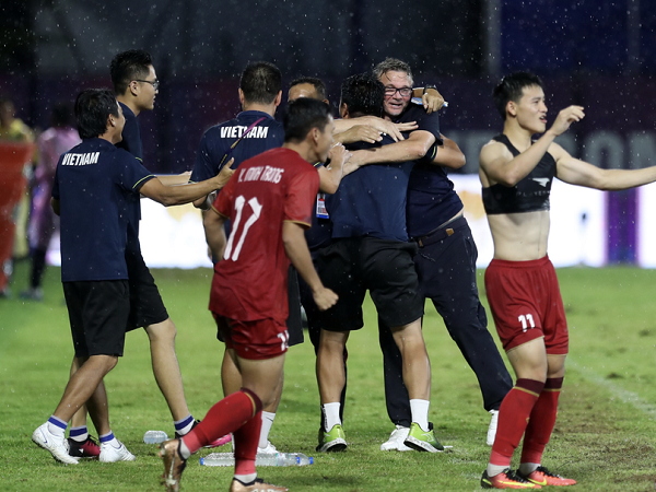 HLV Troussier lại thưởng 'quà cũ' cho U22 Việt Nam sau khi sớm giành vé vào bán kết SEA Games 32