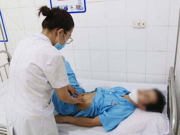 Thủng dạ dày vì uống thuốc xương khớp mua qua quảng cáo