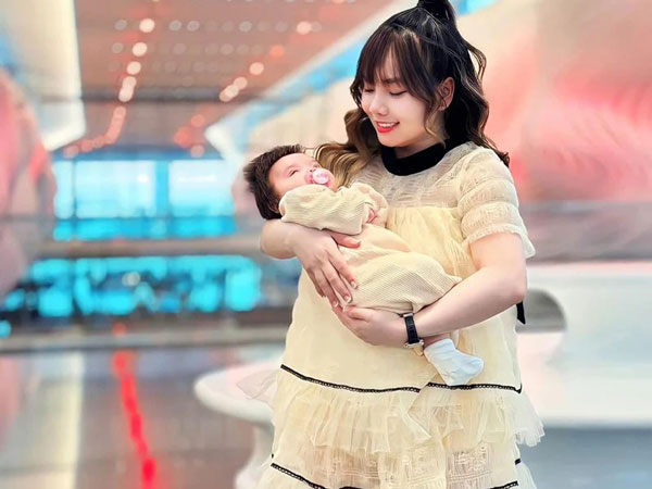 Múi Xù đưa con gái 2 tháng tuổi về Việt Nam thăm Bi Bảo sau thời gian một mình "vượt cạn" ở Mỹ