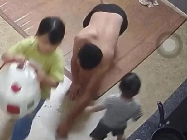 Vợ vô tình làm rơi tiền, chồng vui ra mặt tranh thủ lén nhét tiền vào túi khiến đấng mày râu đồng cảm