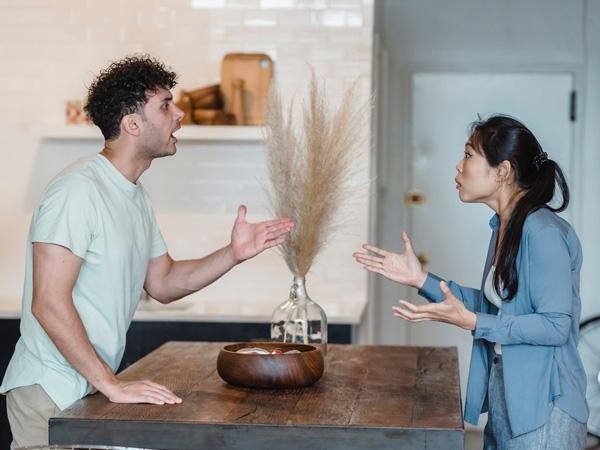 Lao vào nhà nghỉ bắt vợ ngoại tình, chồng độn thổ xin lỗi