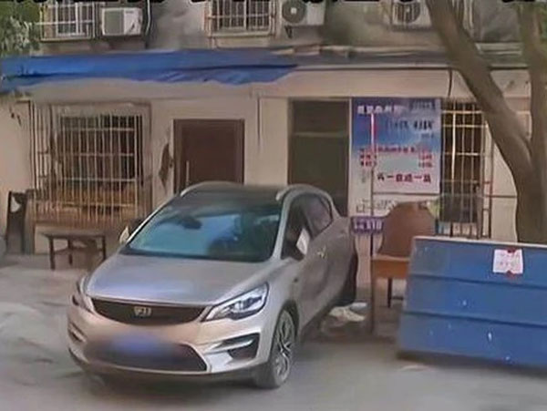 Bị đỗ xe chắn cửa nhà suốt 5 năm, chủ nhà tung chiêu độc khiến chủ xe phải xin lỗi