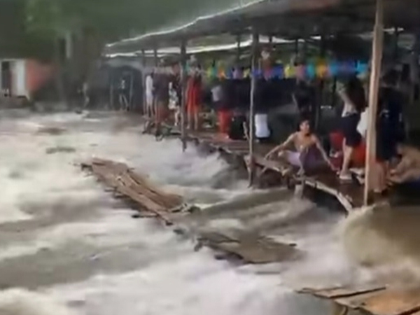 Đang tắm thác, du khách hoảng hốt khi gặp lũ quét