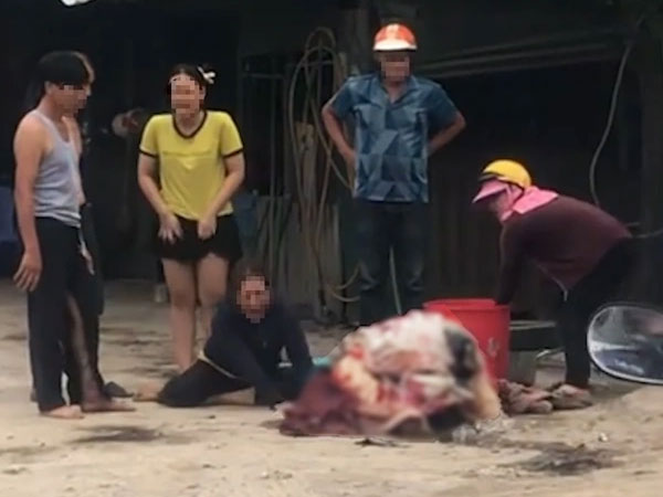Vụ nam thanh niên 24 tuổi mua xăng tự thiêu: Mẹ khóc ngất bên thi thể con trai