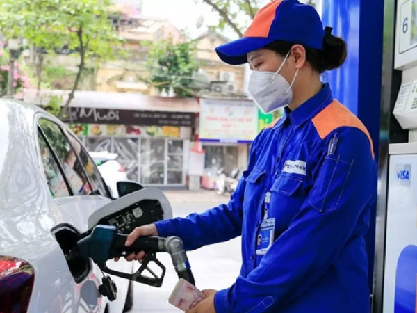 Xăng giảm sốc về 20.130 đồng/lít