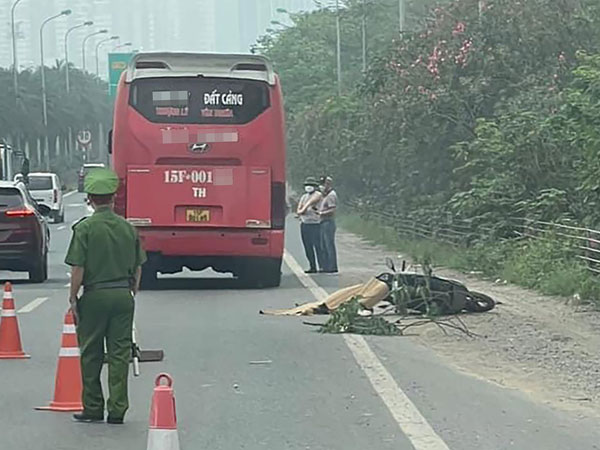 Phạm lỗi đi xe máy vào cao tốc Đại lộ Thăng Long, nữ tài xế ‘cầu cứu’ người thân