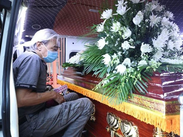 Lễ đưa tang nam ca sĩ Vbiz: Mẹ bật khóc gục ngã, xót xa cảnh 'người đầu bạc tiễn kẻ đầu xanh'