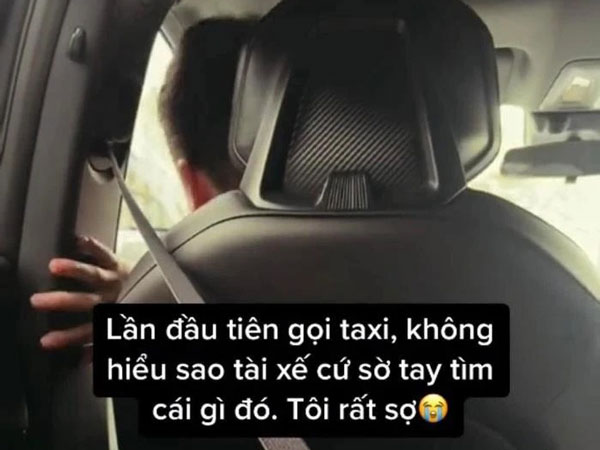 Cô gái vừa lên taxi liền hoảng sợ khi tài xế cứ đưa tay ra sau sờ soạng, sự thật khiến dân tình cười lăn