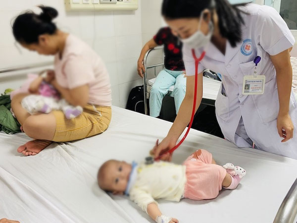 Sức khỏe của 4 trẻ sau sự cố tiêm vaccine hết hạn sử dụng
