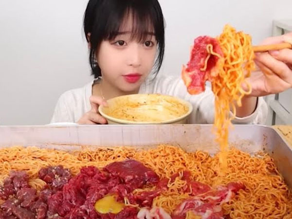 Cô gái kiếm tiền tỷ trong 15 phút nhờ khả năng 'ăn thùng uống vại'