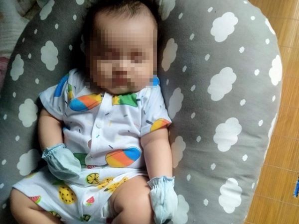 Xót xa bé trai bụ bẫm bị bỏ rơi giữa cầu trong đêm tối