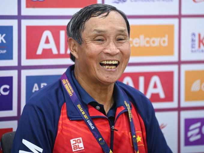 HLV Mai Đức Chung nói điều bất ngờ khi ĐT nữ Việt Nam vào chung kết SEA Games 32