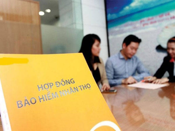 Khách tố nhân viên ngân hàng dụ mua bảo hiểm 'lãi cao hơn gửi tiết kiệm'