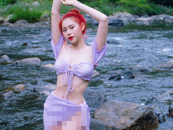 'Chị Google' Việt Phương Thoa tắm suối, diện bikini lộ dáng chuẩn