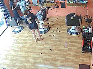 Hài hước cảnh thợ cắt tóc 'chật vật' vừa làm việc vừa nghĩ cách làm vị khách nhỏ tuổi ngồi im