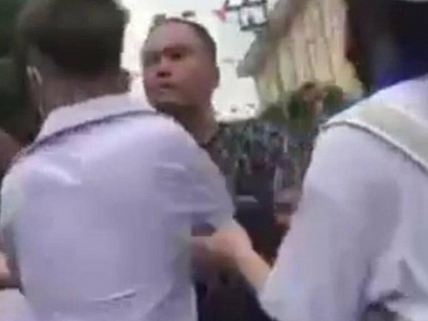2 người lớn chặn đánh 1 nam sinh trên đường đi học về