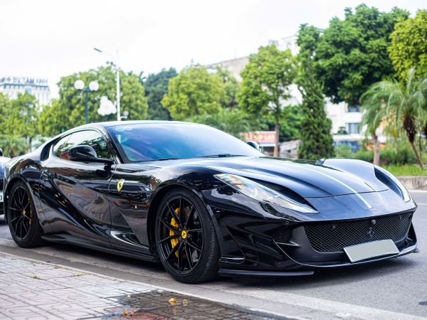 Khám phá siêu xe Ferrari 812 Superfast màu đen của tay chơi 9X Hà thành