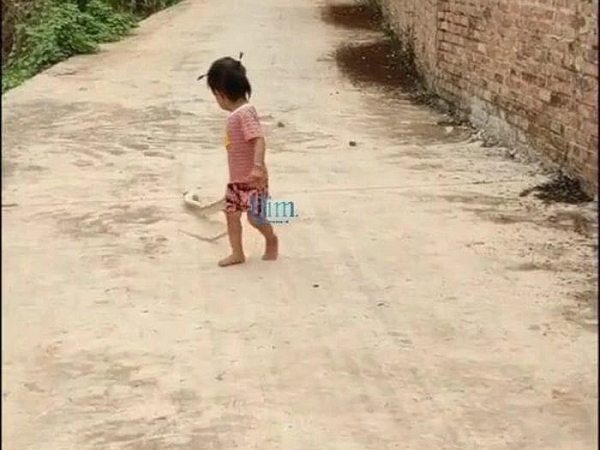 Đứng ở cổng đón con gái bé bỏng đi chơi về, người mẹ suýt ngất xỉu khi thấy thứ con cầm trên tay