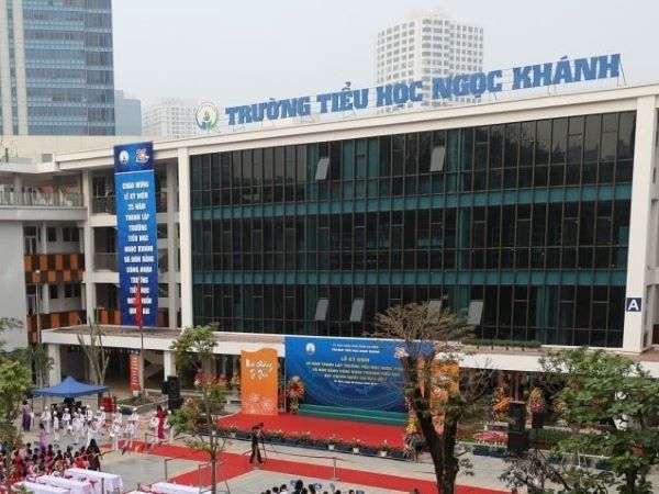 Cô giáo Hà Nội bị phụ huynh xông vào lớp hành hung