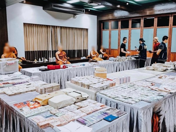 Thái Lan: Bắt thêm 5 nhà sư giấu hàng chục tỷ tiền, vàng trong chùa