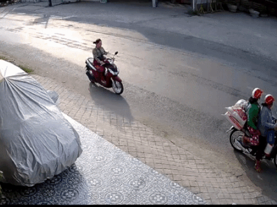 Clip: 'Dán mắt' vào điện thoại, nữ tài xế rước họa vào thân