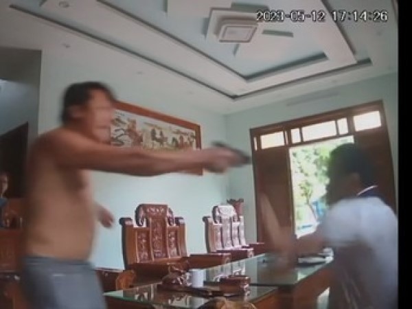 Quảng Bình: Bắt đối tượng vác súng vào nhà dân, gây náo loạn