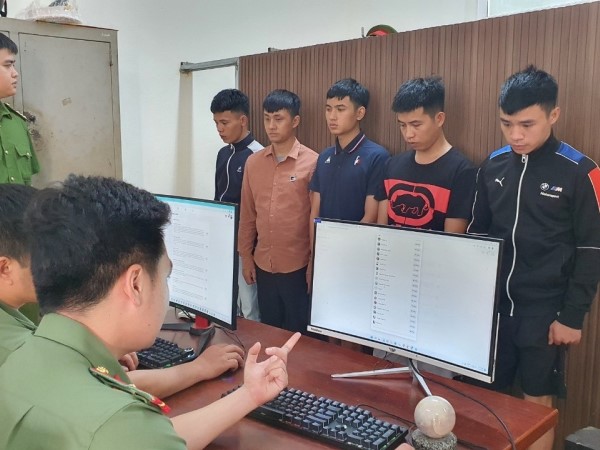 Bắt 5 đối tượng lừa đảo hơn 300 người trên mạng xã hội
